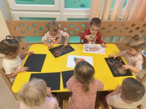Dzieci robią pracę plastyczną-fajerwerki