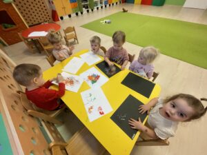 Dzieci robią pracę plastyczną-fajerwerki