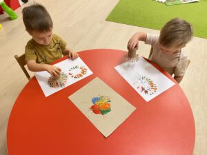 Dzieci robią pracę plastyczną-fajerwerki
