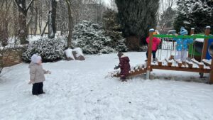 Dzieci bawią się w śniegu