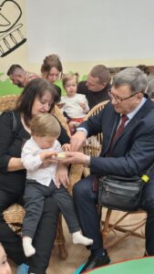 Dzieci ze swoimi dziadkami jedzą ciasto