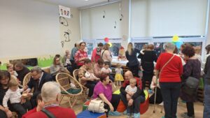 Dzieci ze swoimi dziadkami jedzą ciasto