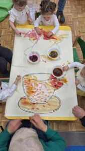 Dzieci wykonują pracę plastyczną