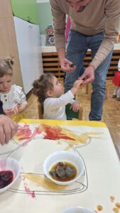 Dzieci wykonują pracę plastyczną