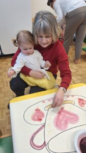 Dziecko z babcią wykonuje pracę plastyczną