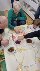 Dzieci z dziadkami wykonują pracę plastyczną