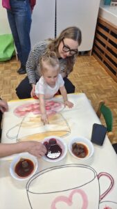 Dziecko wykonuje pracę plastyczną