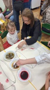 Dzieci z dziadkami wykonują pracę plastyczną