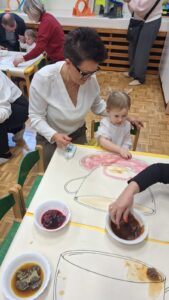 Dzieci z dziadkami wykonują pracę plastyczną