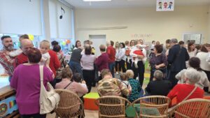 Dzieci witają się ze swoimi dziadkami