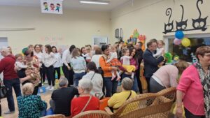 Dzieci witają się ze swoimi dziadkami