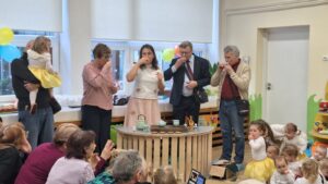 Ludzie uczestniczą w degustacji herbaty