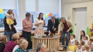 Ludzie uczestniczą w degustacji herbaty