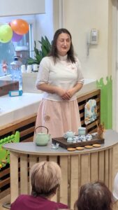 Kobieta prowadzi pokaz parzenia herbaty