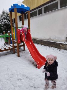 Dzieci bawią się na śniegu