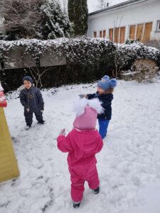Dzieci bawią się na śniegu