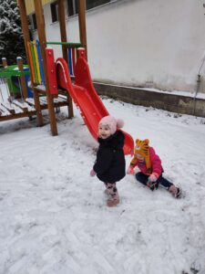 Dzieci bawią się na śniegu