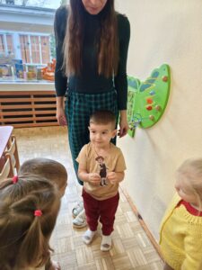 Chłopiec pokazuje postać Krzysia