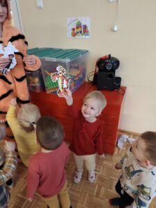 Dziewczynka pokazuje obrazek Tygryska