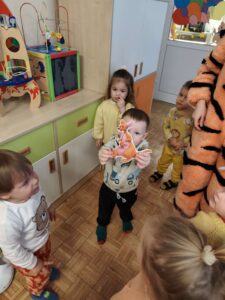 Chłopiec pokazuje postać Kangurzycy