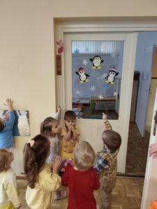 Dzieci pokazują palcem na ukrytą postać Prosiaczka