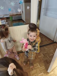 Chłopiec trzyma w ręce obrazek Prosiaczka