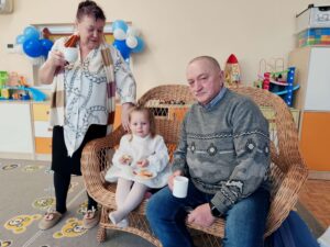Wspólne zdjęcie babci i dziadka z wnuczką