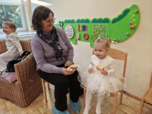 Babcia z wnuczką jedzą ciasto