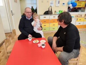 Wspólne zdjęcie dziadków i wnuka