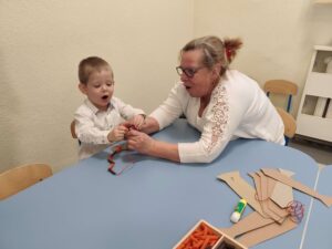 Babcia z wnukiem wykonują pracę plastyczną