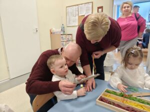 Dzieci wykonują pracę plastyczną wraz z dziadkami