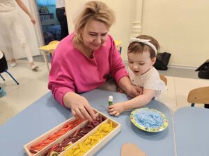 Wnuczka z babcią wykonują pracę plastyczną