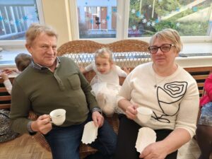 Wspólne zdjęcie wnuczki z babcią i dziadkiem