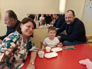 Wspólne zdjęcie wnuka z babcią i dziadkiem
