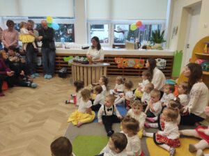 Dzieci oglądają pokaz parzenia herbaty