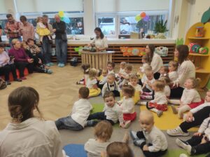 Dzieci oglądają pokaz parzenia herbaty