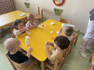 Dzieci wykonują bałwanki z butelek.