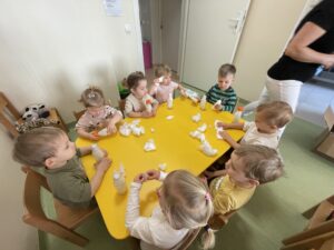 Dzieci wykonują bałwanki z butelek.
