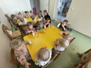 Dzieci wykonują bałwanki z butelek.