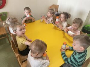 Dzieci wykonują bałwanki z butelek.