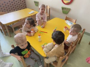 Dzieci wykonują bałwanki z butelek.