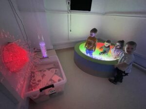 Zabawy na czerwonej sali.