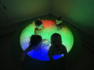 Zabawy na czerwonej sali.