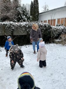 Dzieci bawią się w śniegu