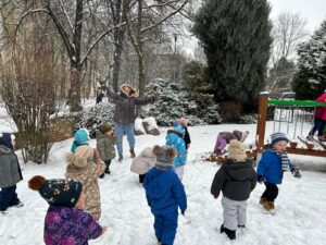 Dzieci bawią się w śniegu