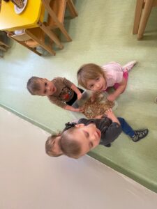 Dzieci robią karmidełka dla ptaszków.