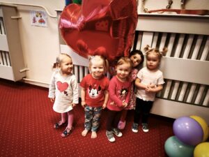 Dzieci pozują do zdjęcia z balonami