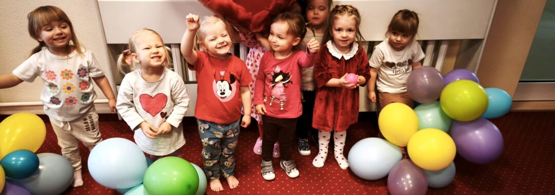 Dzieci pozują do zdjęcia z balonami
