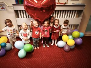Dzieci pozują do zdjęcia z balonami