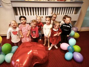 Dzieci pozują do zdjęcia z balonami